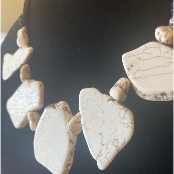 Gorgeous, white  Slab  Howlite  necklace Perfect for Summer - Picture 4 of 8